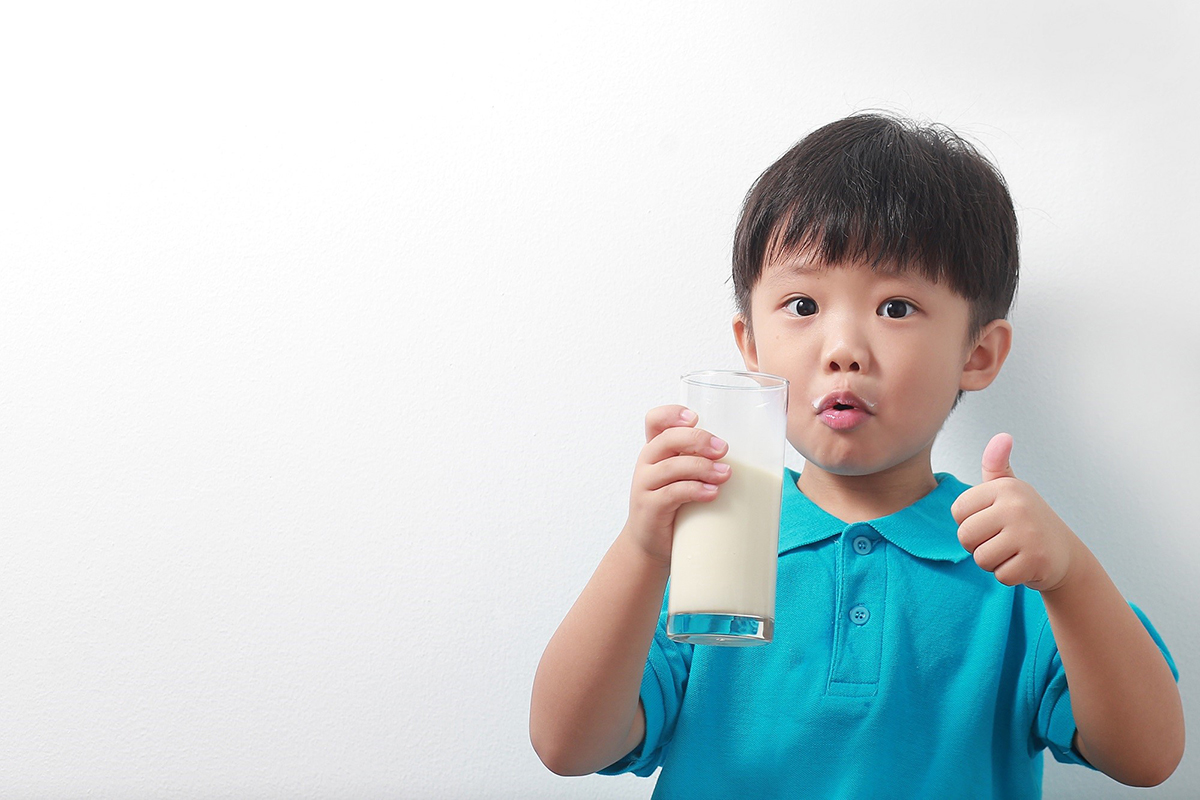 Nên chọn sữa dinh dưỡng có mùi vị dễ uống cho bé