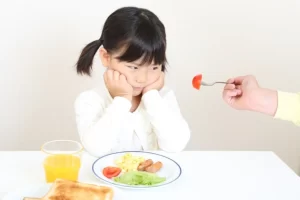 Có nhiều nguyên nhân khiến trẻ biếng ăn, dẫn đến suy dinh dưỡng