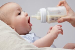 Trẻ sơ sinh uống bao nhiêu ml sữa một lần